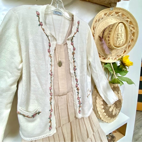 Farmhouse prairie vibe vintage floral embroidered boho vintage cardigan sweater - Picture 4 of 14